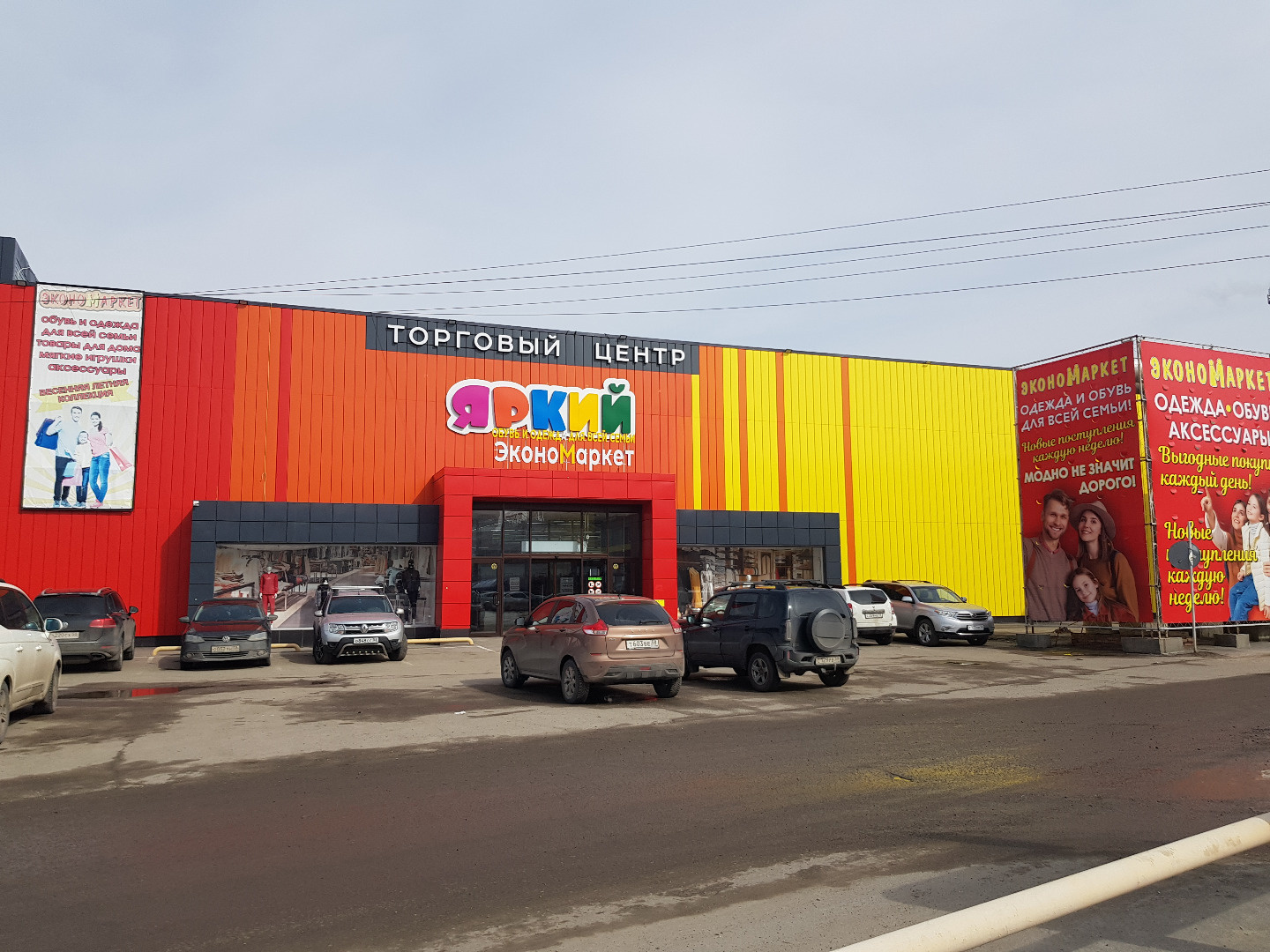 Сдается 1000кв на хорошем трафике


По адресу: Антонова 3 ТЦ Яркий
Первая линия.
Второй этаж. 
Общая площадь этажа- 1000 кв.м.
Высота потолков - 3 м.
Коммуникации – централизованные.
Эл. мощности - 150 кВт.
Евроремонт.
Кондиционеры.  
Большая парковка на 100 авто.
Зона разгрузки.
Реклама на фасаде