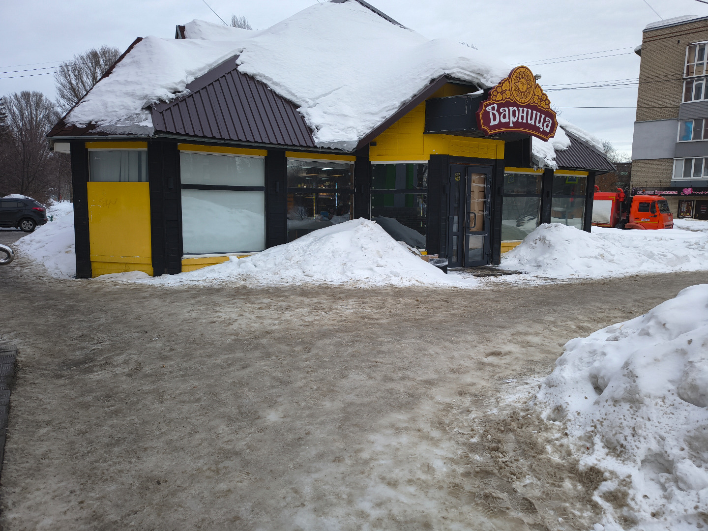 Продам магазин в спальном районе.

Технические характеристики:
Вашему вниманию предлагается коммерческое помещение в центре города
Расположение: г. Пенза ул. Луначарского  53а
Площадь 210 кв.м.
Отдельностоящее здание.
Первая линия.
Два этажа.
Большой фасад для рекламы.
Типовой ремонт.
Чистое и светл